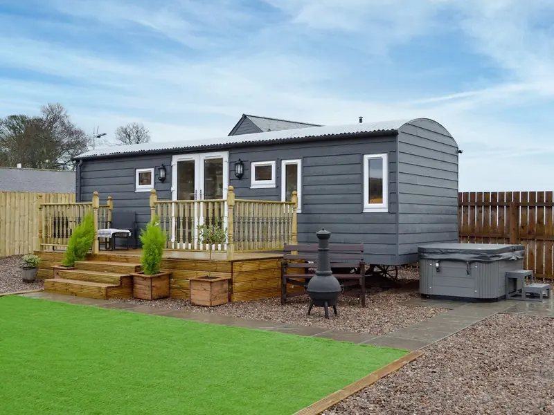Delightful shepherd’s hut close to nature.