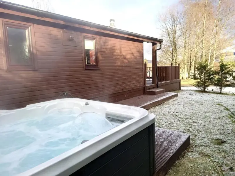 4-bedroom Cabin with Hot Tub in Beattock