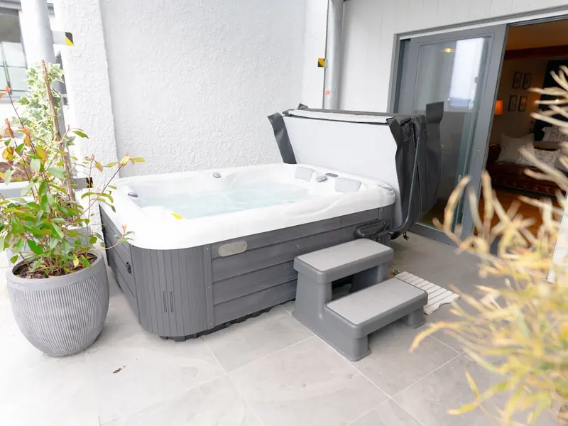 West Highland Hot Tub- Studios – Skye Studio