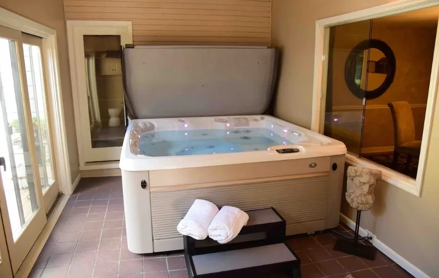 Indoor Salt water Spa for long or short stays