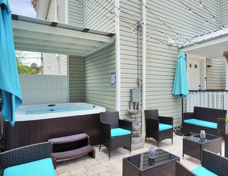 Historic Downtown Home – Hot Tub + 80s Arcade!