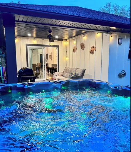 2 Primary EnSuites, HOT Tub, Firepit, Hammock