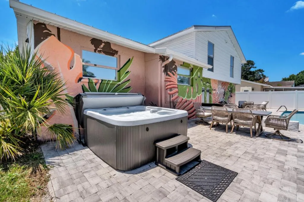Rustic Tampa Retreat with Pool, Hot Tub & 14 Beds