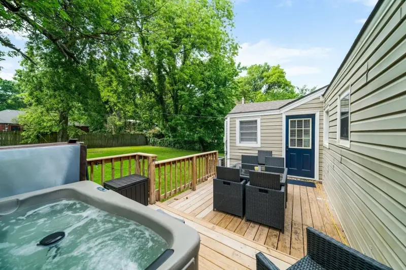 Pure Comfort by the Expo; hot-tub, pets, families!
