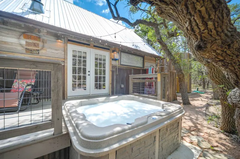 Horse Thief Inn Cabin Retreat