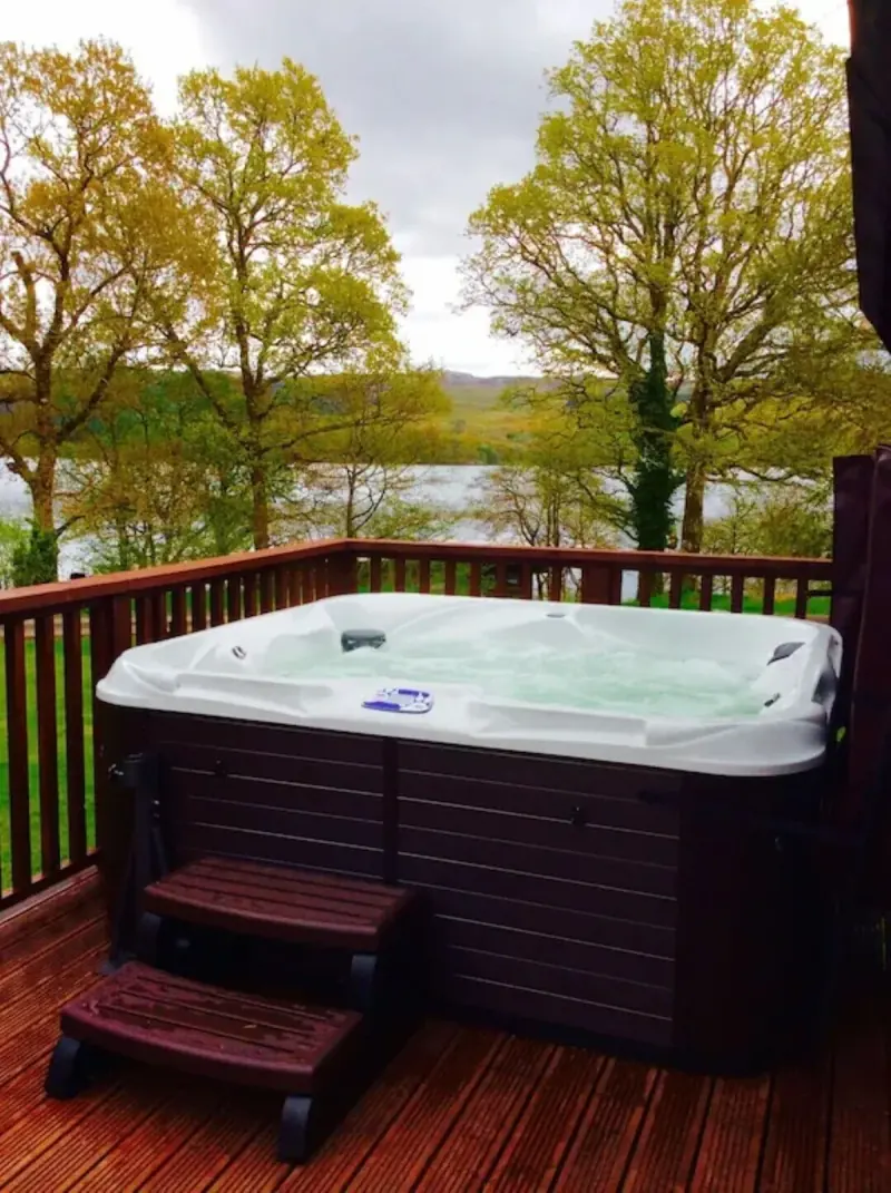 Loch View Cabin with Electric Hot Tub and Mountain Views