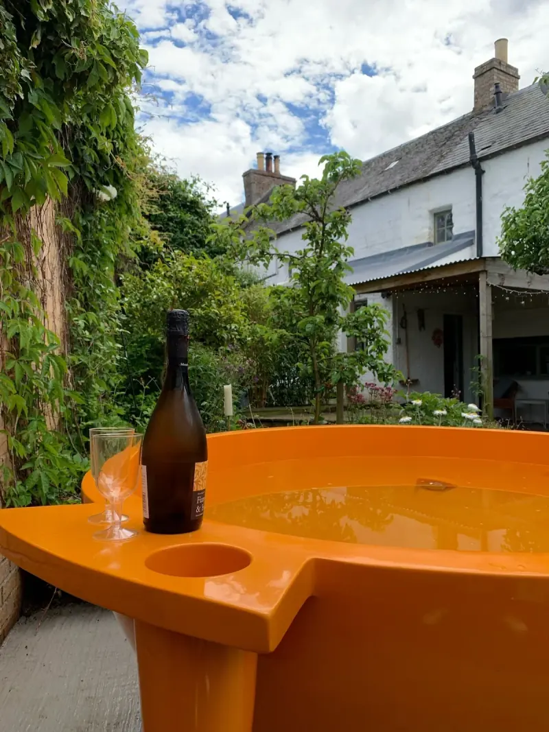 Cute, cosy cottage with retro Dutch Tub.