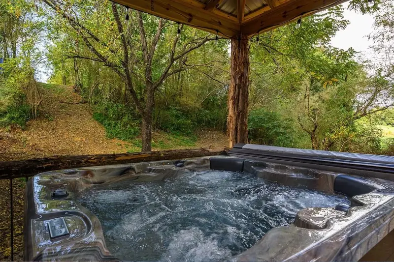 Gorgeous Creekside Cabin