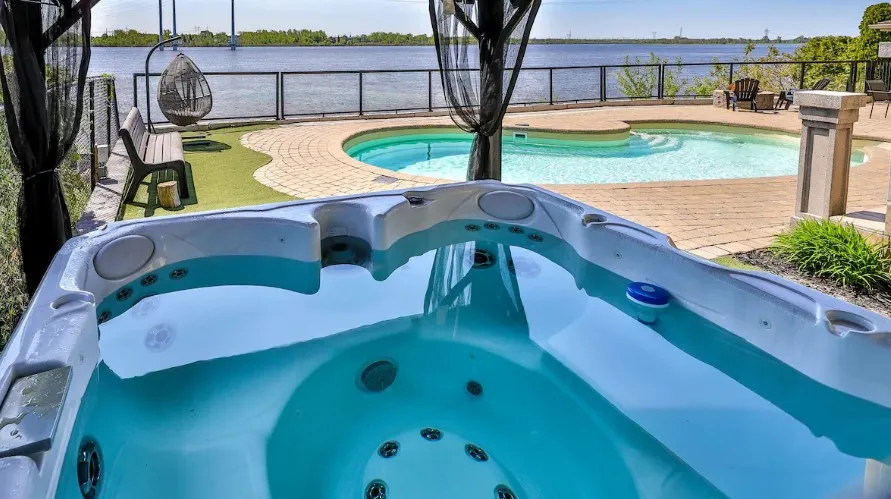 Spacious Waterfront Villa – Hot Tub, Games, Bar & Views