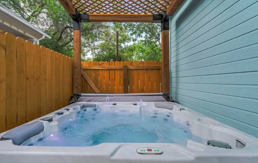 Baby Blue! Hot Tub! Elegant Kitchen & Bathrooms!