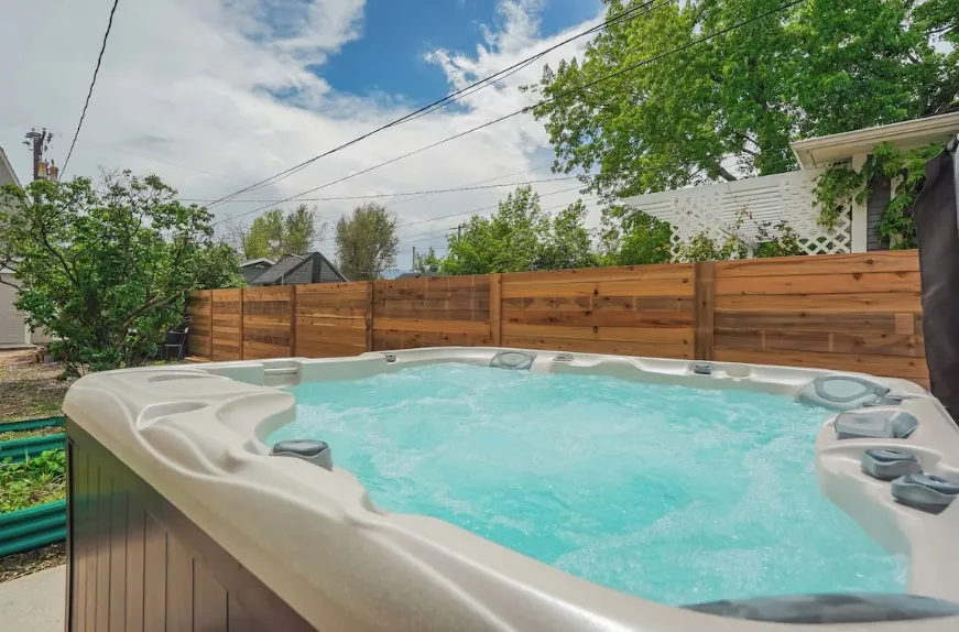 The Hive Downtown: ☀️Hot Tub +🍷Patio + 🔥Fire pit