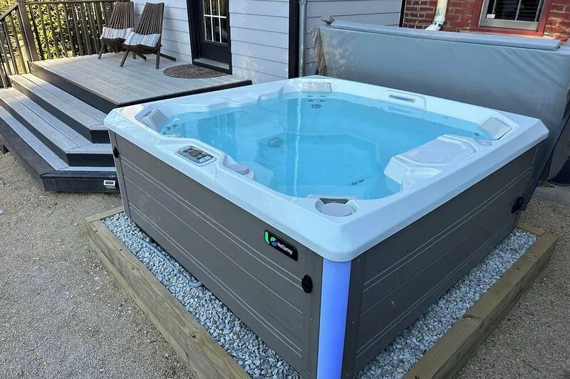 Hot Tub House in Italian Village – Walk to Cafes & Breweries
