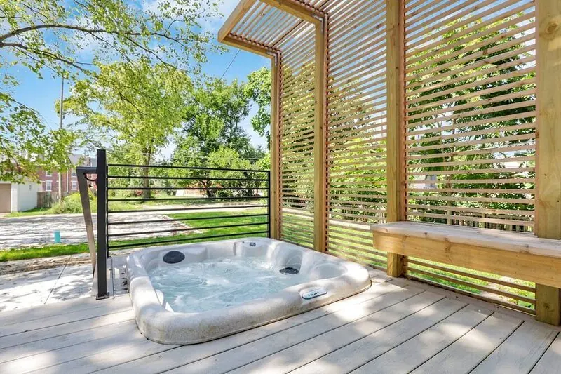 Luxury Columbus Stay – Rooftop Deck, 85” TV, Near East Market