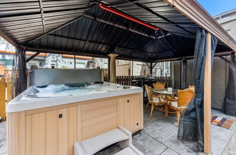 HOT TUB Firepit Pool Table Patio Downtown Denver