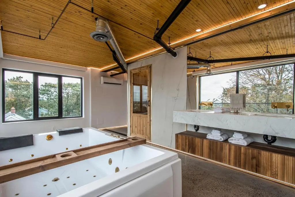 The Halifax Rooftop – Cozy Spa B&B