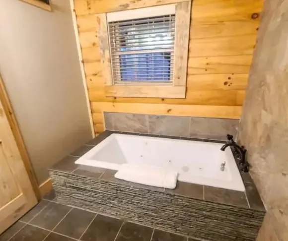 4-bedroom cabin on 5 acres with game room hot tub and bar