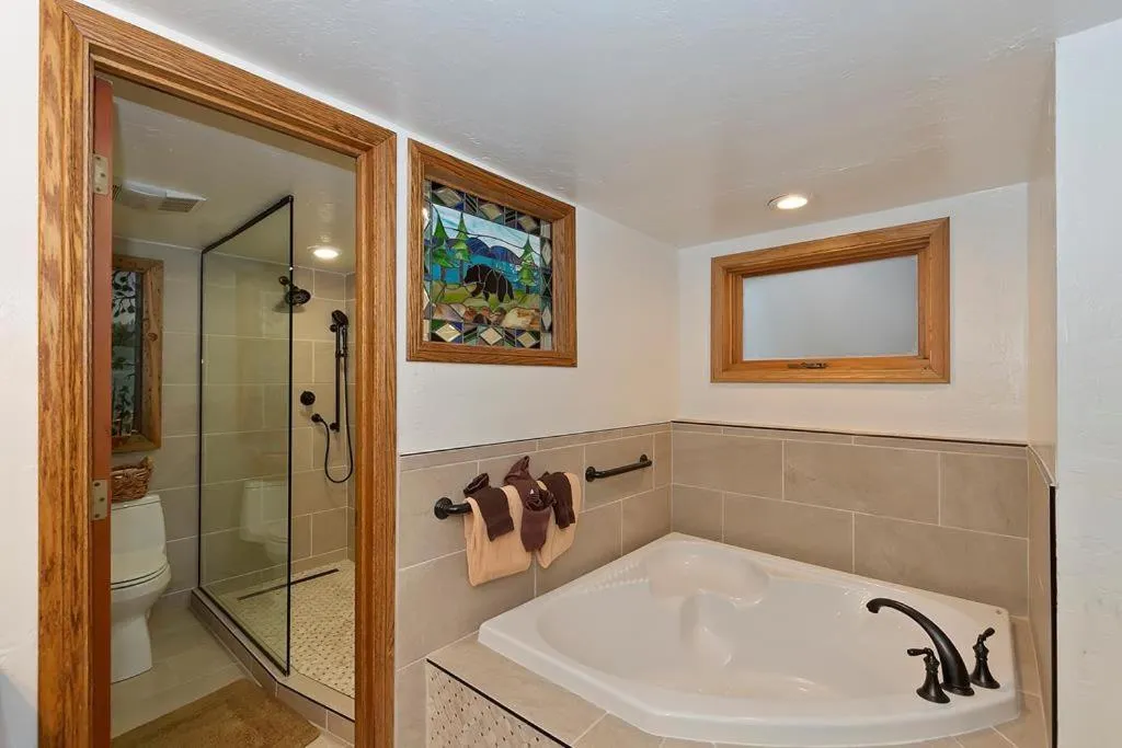 Glass House on the Ridge – Meredith Lodging