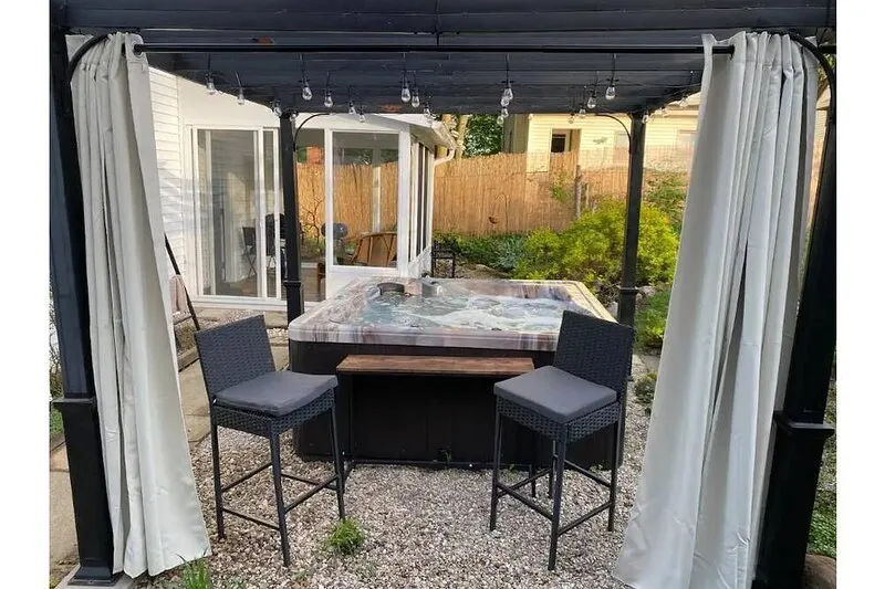 Historic Highland Square, Hot Tub Garden Oasis