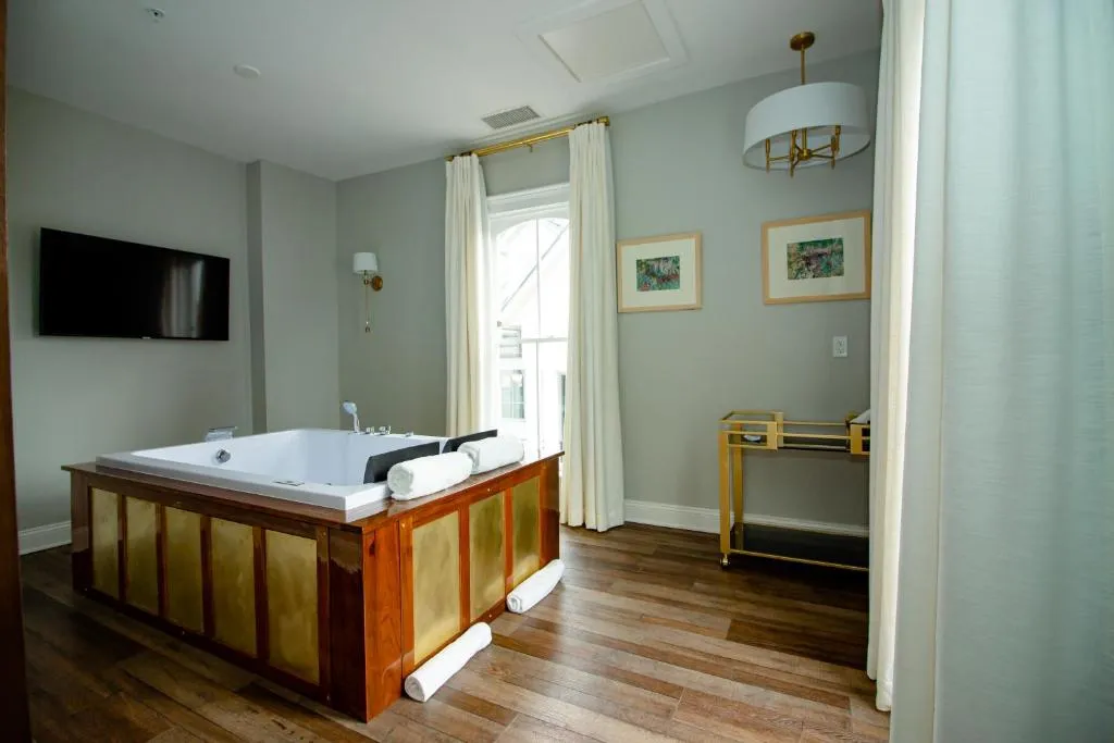 The Colonial Inn