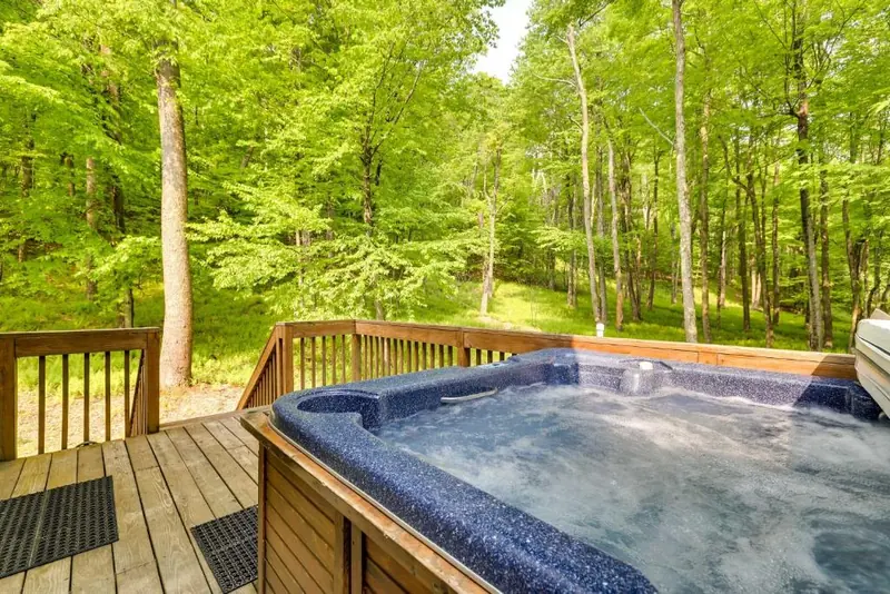 Tranquil Pocono Lake Chalet