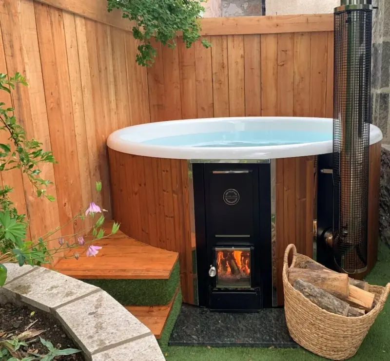 Riverside Cottage with luxurious wood fired hot tub in Ballater